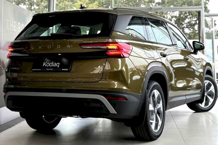 Dựa vào tên gọi có thể thấy Kodiaq 2025 bán tại Việt Nam sẽ chỉ được trang bị động cơ 2.0L tăng áp cho công suất 187 mã lực. Động cơ kết hợp với hộp số DSG 7 cấp và dẫn động AWD. Skoda Kodiaq 2025 chuẩn bị bán tại Việt Nam là thế hệ thứ hai, được hãng xe châu Âu ra mắt lần đầu hồi tháng 10/2023.