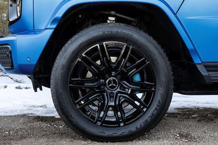 Bên cạnh đó, bản này còn có 5 màu sơn độc quyền gồm đen ánh kim Obsidian Black, xanh mờ MANUFAKTUR South Sea Blue Magno, trắng mờ MANUFAKTUR Opalite White Magno, trắng bóng MANUFAKTUR Opalite White Bright và xám MANUFAKTUR Classic Grey Solid.