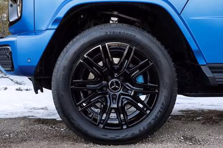 Bên cạnh đó, bản này còn có 5 màu sơn độc quyền gồm đen ánh kim Obsidian Black, xanh mờ MANUFAKTUR South Sea Blue Magno, trắng mờ MANUFAKTUR Opalite White Magno, trắng bóng MANUFAKTUR Opalite White Bright và xám MANUFAKTUR Classic Grey Solid.