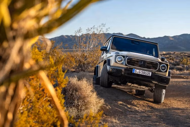 Về ngoại thất, Mercedes-Benz G580 vẫn giữ nguyên kiểu dáng hình hộp khỏe khoắn, cổ điển đặc trưng của dòng G-Class nhưng có thêm lưới tản nhiệt đóng kín với đường viền phát sáng. Đây là chi tiết được kế thừa từ mẫu concept EQG ra mắt năm 2021.