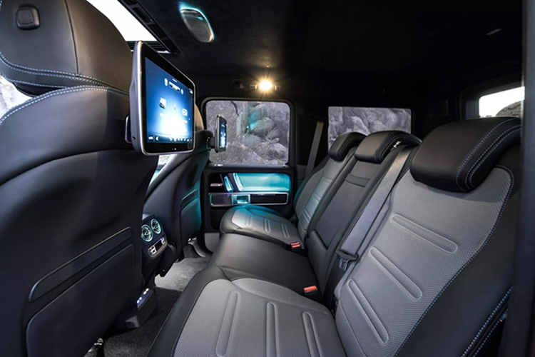 Không gian nội thất của Mercedes-Benz G580 cũng tương tự với phiên bản máy xăng, Các trang bị nổi bật của mẫu SUV này bao gồm bảng đồng hồ kỹ thuật số 12,3 inch nối liền với màn hình cảm ứng trung tâm 11,6 inch...