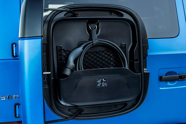 Đây là công nghệ cực kỳ hữu ích trong một số trường hợp như sa lầy hoặc cần quay xe trong không gian hẹp. Mercedes-Benz G 580 được trang bị 2 mô-tơ điện có công suất tổng cộng khoảng 588 mã lực và mô-men xoắn cực đại lên đến 1.164 Nm kết hợp hệ dẫn động 4 bánh.