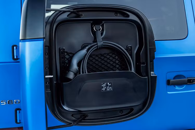 Đây là công nghệ cực kỳ hữu ích trong một số trường hợp như sa lầy hoặc cần quay xe trong không gian hẹp. Mercedes-Benz G 580 được trang bị 2 mô-tơ điện có công suất tổng cộng khoảng 588 mã lực và mô-men xoắn cực đại lên đến 1.164 Nm kết hợp hệ dẫn động 4 bánh.