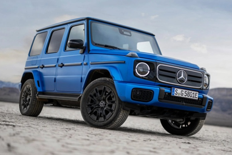 Mercedes-Benz G580 sắp về Việt Nam sở hữu kích thước dài x rộng x cao lần lượt là 4.624 x 1.931 x 1.986 mm và chiều dài cơ sở 2.890 mm. So với phiên bản máy xăng, mẫu SUV điện này ngắn hơn 253 mm, cao hơn 11 mm trong khi các thông số khác không có sự khác biệt.