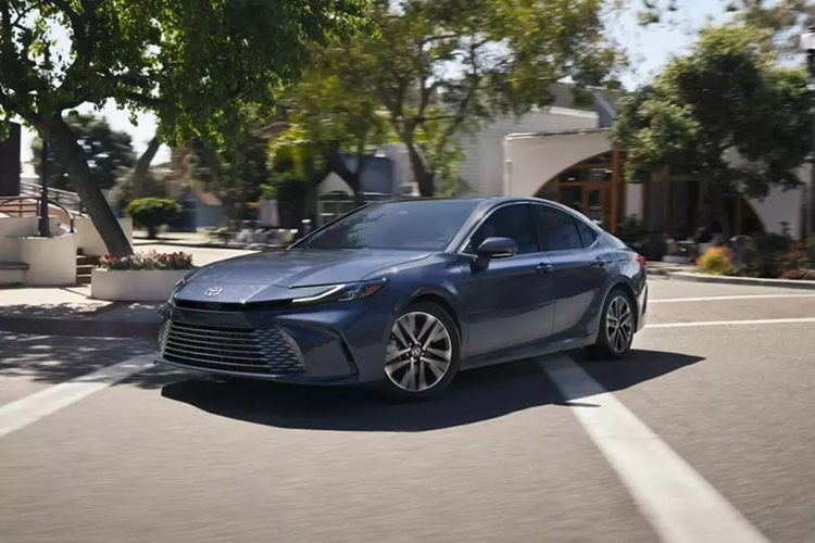 Bên trong xe, nội thất của Toyota Camry Nightshade tiếp tục được áp dụng phong cách thể thao với ghế bọc da nhân tạo SofTex màu đen đi cùng các đường chỉ trắng tương phản. Thêm vào đó là bàn đạp hợp kim nhôm, vô lăng bọc da tích hợp lẫy chuyển số, đồng hồ kỹ thuật số 7 inch, màn hình thông tin giải trí dạng cảm ứng 8 inch và sạc điện thoại không dây.