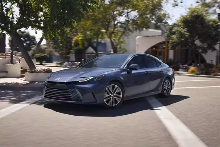 Bên trong xe, nội thất của Toyota Camry Nightshade tiếp tục được áp dụng phong cách thể thao với ghế bọc da nhân tạo SofTex màu đen đi cùng các đường chỉ trắng tương phản. Thêm vào đó là bàn đạp hợp kim nhôm, vô lăng bọc da tích hợp lẫy chuyển số, đồng hồ kỹ thuật số 7 inch, màn hình thông tin giải trí dạng cảm ứng 8 inch và sạc điện thoại không dây.