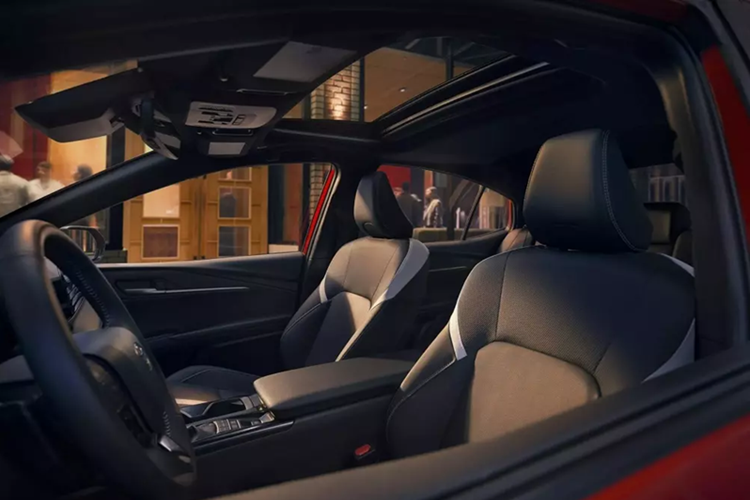 Tương tự các phiên bản SE và XSE hiện đang bán tại thị trường Mỹ, Toyota Camry Nightshade mới cũng sử dụng hệ thống treo thể thao với thanh cân bằng trước lớn hơn. "Trái tim" của phiên bản Nightshade mới là hệ truyền động hybrid gồm máy xăng 2.4L, một mô-tơ điện và pin lithium-ion nhỏ.