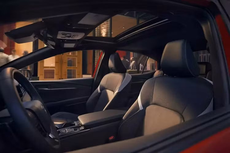 Tương tự các phiên bản SE và XSE hiện đang bán tại thị trường Mỹ, Toyota Camry Nightshade mới cũng sử dụng hệ thống treo thể thao với thanh cân bằng trước lớn hơn. "Trái tim" của phiên bản Nightshade mới là hệ truyền động hybrid gồm máy xăng 2.4L, một mô-tơ điện và pin lithium-ion nhỏ.