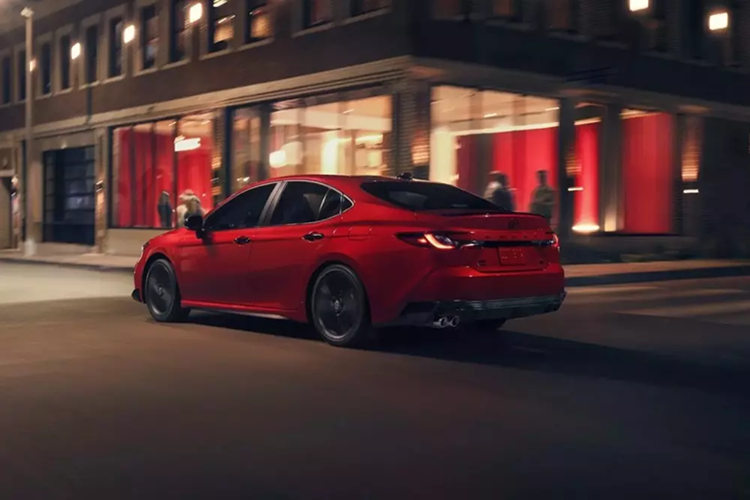 Chưa dừng ở đó, xe còn được trang bị bộ mâm 19 inch và logo Toyota đều sơn màu đen "tông xuyệt tông". Các chi tiết trên tạo nên điểm nhấn nổi bật khi kết hợp với màu sơn xe trắng Ice Cap hoặc đỏ Supersonic Red. Nếu người mua muốn sở hữu xe màu tối màu hoàn toàn thì có thể chọn màu sơn Midnight Black Metallic cho khu vực ngoại thất.