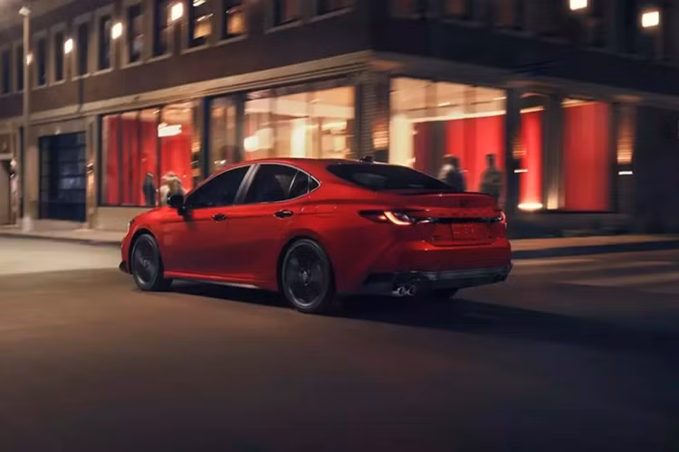 Chưa dừng ở đó, xe còn được trang bị bộ mâm 19 inch và logo Toyota đều sơn màu đen "tông xuyệt tông". Các chi tiết trên tạo nên điểm nhấn nổi bật khi kết hợp với màu sơn xe trắng Ice Cap hoặc đỏ Supersonic Red. Nếu người mua muốn sở hữu xe màu tối màu hoàn toàn thì có thể chọn màu sơn Midnight Black Metallic cho khu vực ngoại thất.