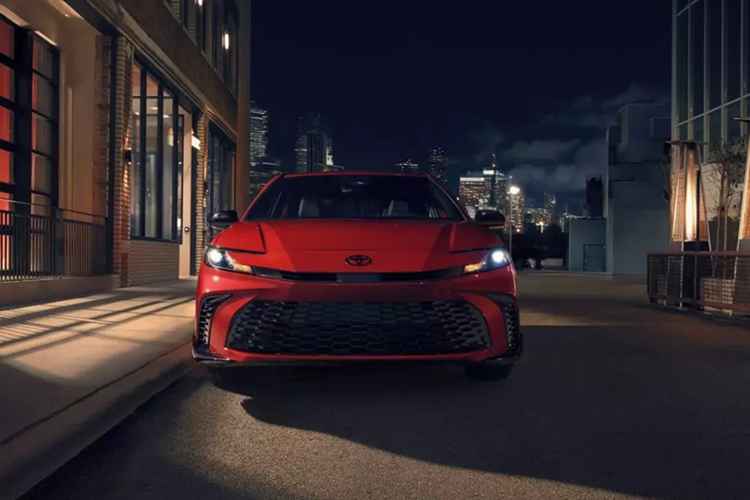 Điểm nổi bật đáng chú ý là sự xuất hiện của phiên bản Toyota Camry Nightshade Edition 2026 mới. Có thể nói, đây là lựa chọn hấp dẫn cho những ai yêu thích phong cách đen tuyền bí ẩn và cá tính.