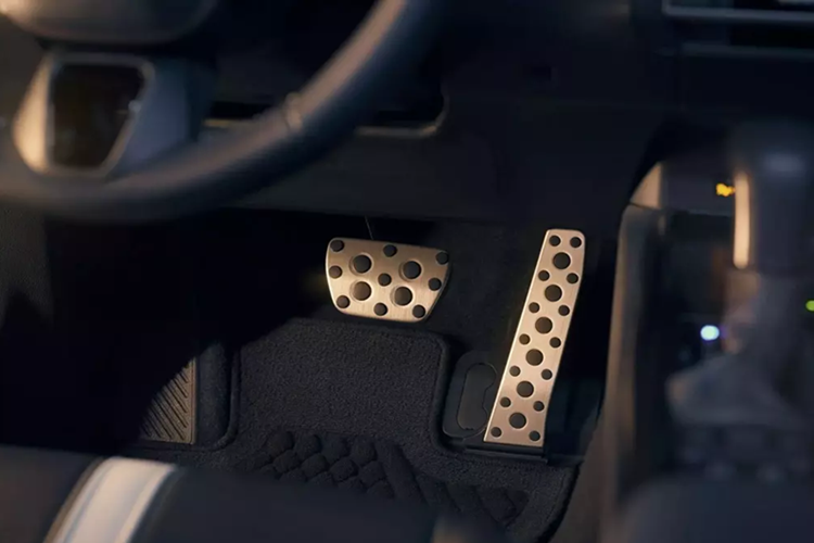 Cấu hình dẫn động cầu trước cho công suất tổng cộng 225 mã lực. Trong khi đó, bản AWD được bổ sung 1 mô-tơ điện ở cầu sau, nâng tổng công suất lên 232 mã lực. Dù mạnh mẽ, cả hai phiên bản đều tiết kiệm nhiên liệu ấn tượng với mức tiêu thụ dự kiến 5,11 lít/100 km ở cả đường đô thị, đường cao tốc và kết hợp.