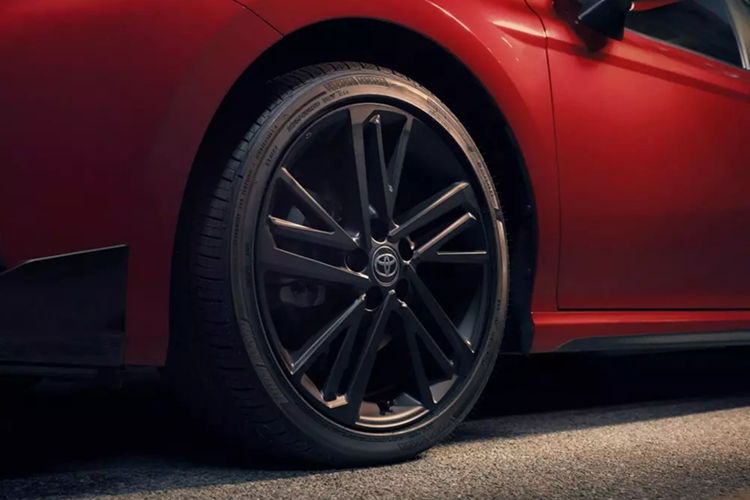 Đúng như tên gọi, Toyota Camry Nightshade được trang bị hàng loạt chi tiết sơn màu đen Midnight Black Metallic như lưới tản nhiệt, ốp gương chiếu hậu, tay nắm cửa, cánh gió sau, các khe hút gió, cánh lướt gió nhỏ phía trước và bộ khuếch tán gió phía sau.