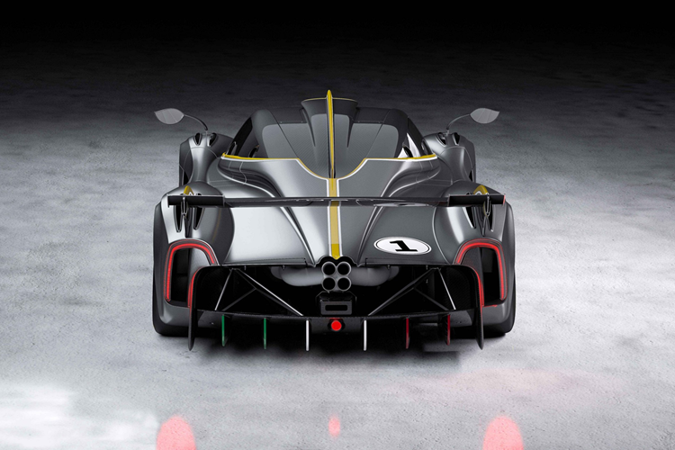 Tổng cộng có 30 chiếc Huayra R được sản xuất, gấp đôi số lượng của Zonda R, và vị đại gia Singapore sở hữu 2 xe, 1 xe mang màu bạc, xe còn lại màu đen hoặc nâu, cũng có thể là carbon.