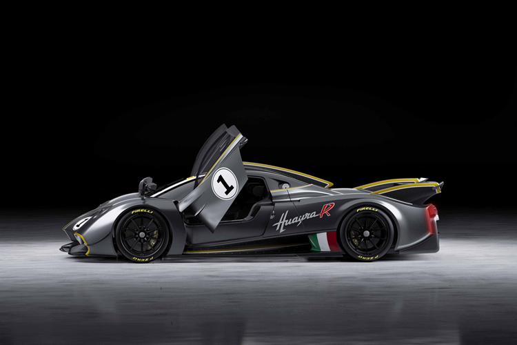 Đây là khối động cơ hút khí tự nhiên mạnh mẽ nhất từng được trang bị trên các mẫu xe của Pagani với công suất tối đa 850 mã lực tại 8.250 vòng/phút và mô-men xoắn tối đa 750 Nm tại 5.500 – 8.300 vòng/phút.