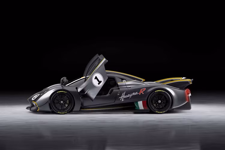 Đây là khối động cơ hút khí tự nhiên mạnh mẽ nhất từng được trang bị trên các mẫu xe của Pagani với công suất tối đa 850 mã lực tại 8.250 vòng/phút và mô-men xoắn tối đa 750 Nm tại 5.500 – 8.300 vòng/phút.