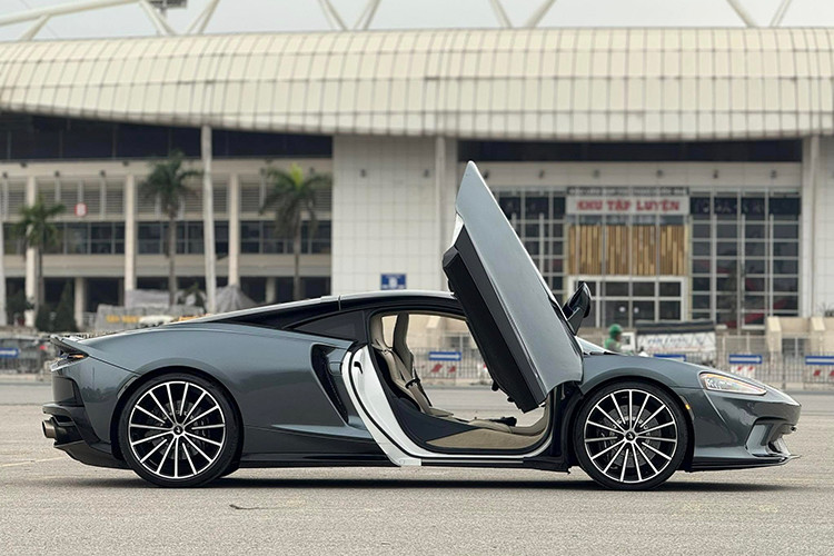 Mới đây, trên sàn xe cũ Hà Nội xuất hiện thông tin 1 showroom chuyên mua bán xe đã qua sử dụng chào bán chiếc xe McLaren GT màu đen nhám với giá chỉ hơn 9 tỷ đồng, điều đáng quan tâm là siêu xe này chỉ mới được bán cho 1 tay chơi ở Thủ Đô vài tháng trước.