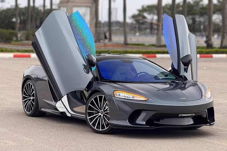 Nguyên bản của chiếc xe McLaren GT này có màu trắng, bộ áo đen nhám là sản phẩm của việc chủ nhân cũ cho xe dán đề-can. Đây có thể xem là 1 trong các siêu xe có tốc độ mua bán nhanh nhất ở Việt Nam từ trước đến nay.