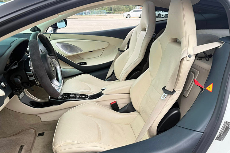 Phía bên trong xe McLaren GT có màn hình giải trí cỡ lớn dựng dọc kết hợp cùng với đó là bảng cần số thiết kế đẹp mắt. Khoang lái siêu xe McLaren GT này có tông màu trắng.