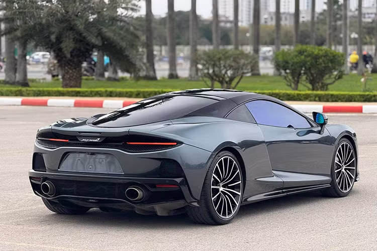 Giá xe McLaren GT khi nhập khẩu về Việt Nam không được tiết lộ, nhưng khi mới về Việt Nam nó có gia bán trên dưới 23 tỷ đồng tại đại lý tư nhân. Tại Mỹ, McLaren GT có giá bán khởi điểm từ 210.000 USD (khoảng 4,84 tỷ đồng), trong khi giá bán quy đổi ở Singapore là 13,2 tỷ đồng.