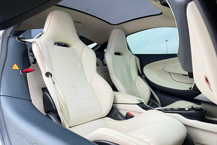 Sức mạnh của siêu xe McLaren GT đến từ khối động cơ V8, tăng áp kép, dung tích 4.0 lít mới, sản sinh công suất tối đa 620 mã lực và mô-men xoắn cực đại 630 Nm ở dải vòng tua máy từ 5.500 đến 6.500 vòng/phút.