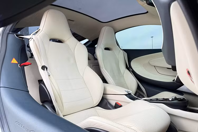 Sức mạnh của siêu xe McLaren GT đến từ khối động cơ V8, tăng áp kép, dung tích 4.0 lít mới, sản sinh công suất tối đa 620 mã lực và mô-men xoắn cực đại 630 Nm ở dải vòng tua máy từ 5.500 đến 6.500 vòng/phút.