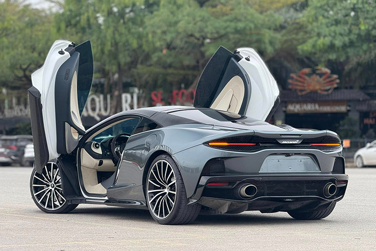Lý do đại gia Hà Nội bán McLaren GT của mình có thể là vì muốn trải nghiệm 1 mẫu xe khác, và việc này, có thể khiến anh lỗ hơn 1 tỷ đồng. Trong vài tháng qua, đồng hồ công tơ mét của chiếc siêu xe đẹp mắt McLaren GT chỉ nhích hơn 1.000 km, lên con số 4.346 km.