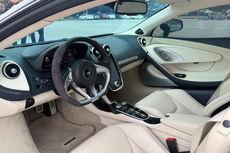 Về chiếc xe thú vị này, hãng McLaren đã trang bị đến 2 khoang hành lý cho xe GT với tổng diện tích chứa đồ lên đến 570 lít,trong đó, khoang hành lý trước sẽ có chỗ đựng đồ rộng 150 lít phù hợp với va li cỡ vừa hay túi xách cùng một số đồ dùng cá nhân còn khoang hành lý sau cabin của xe McLaren GT có thể tích lên tới 420 lít đủ sức chứa 1 va li cỡ lớn và nhỏ hay làm nơi chứa gậy đánh golf.