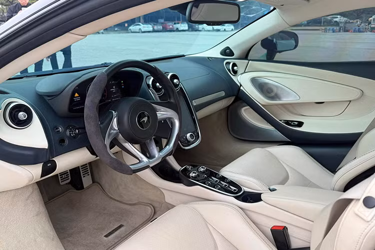 Về chiếc xe thú vị này, hãng McLaren đã trang bị đến 2 khoang hành lý cho xe GT với tổng diện tích chứa đồ lên đến 570 lít,trong đó, khoang hành lý trước sẽ có chỗ đựng đồ rộng 150 lít phù hợp với va li cỡ vừa hay túi xách cùng một số đồ dùng cá nhân còn khoang hành lý sau cabin của xe McLaren GT có thể tích lên tới 420 lít đủ sức chứa 1 va li cỡ lớn và nhỏ hay làm nơi chứa gậy đánh golf.