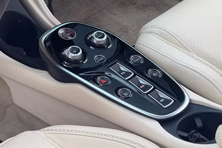 Động cơ trên siêu xe McLaren GT sẽ đi kèm với hộp số ly hợp kép 7 cấp, nhờ đó, mẫu siêu xe Grand Tourer của hãng xe McLaren có thể hoàn thành việc tăng tốc từ vị trí xuất phát lên 100 km/h chỉ trong thời gian 3,2 giây trước khi đạt tốc độ tối đa là 326 km/h.