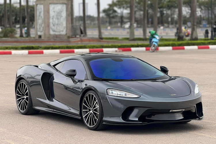 Ở thiết kế, siêu xe McLaren GT có đèn pha LED mới sắc cạnh và đèn hậu LED nằm ngang, tương tự như các siêu xe McLaren khác, phiên bản Grand Touring cũng sở hữu bộ cửa cánh bướm thời trang và dễ dàng giúp chủ nhân cũng như hành khách ra vào xe thoải mái.