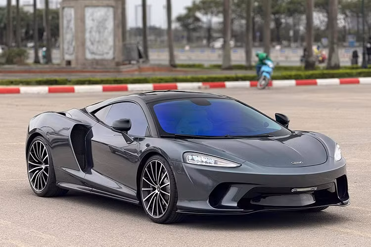 Ở thiết kế, siêu xe McLaren GT có đèn pha LED mới sắc cạnh và đèn hậu LED nằm ngang, tương tự như các siêu xe McLaren khác, phiên bản Grand Touring cũng sở hữu bộ cửa cánh bướm thời trang và dễ dàng giúp chủ nhân cũng như hành khách ra vào xe thoải mái.