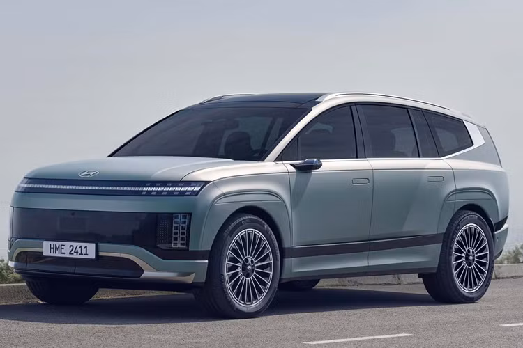  Hyundai Ioniq 9 2025 mới sẽ sớm có mặt tại các đại lý. Khi đó, chiếc SUV điện 3 hàng ghế này sẽ có giá khởi điểm là 60.555 USD (đã bao gồm phí vận chuyển 1.600 USD).