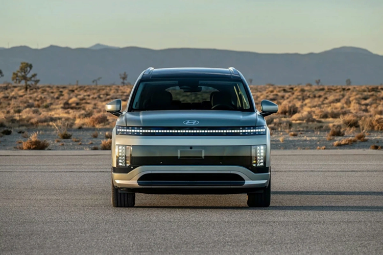 Người lái và hành khách phía trước có thể truy cập vào hai màn hình 12,0 inch — một màn hình cảm ứng trung tâm và cụm đồng hồ kỹ thuật số phụ. Và hệ thống âm thanh 8 loa là tiêu chuẩn trong khi hệ thống 14 loa Bose có sẵn dưới dạng tùy chọn.