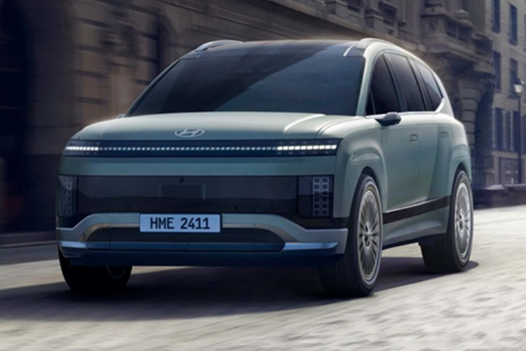 Thiết kế bên ngoài Ioniq 9 mang tính thẩm mỹ kết hợp các yếu tố tương lai như đèn pha và đèn hậu với hiệu quả khí động học cao. Điều đó mang lại hệ số cản gió chỉ 0,259 Cd với gương chiếu hậu kỹ thuật số tùy chọn (không có ở Mỹ). Để so sánh, Tesla Model X có hệ số cản là 0,24 Cd.