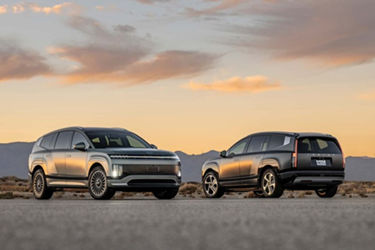 Ngoài bản tiêu chuẩn, các phiên bản SUV điện Hyundai Ioniq 9 đều có 2 động cơ và hệ dẫn động 4 bánh. Bản SE và SEL tạo ra công suất 303 mã lực với phạm vi hoạt động lên đến 515 km. 3 phiên bản Performance tạo ra công suất 422 mã lực và có thể đi được 500 km khi sạc đầy.