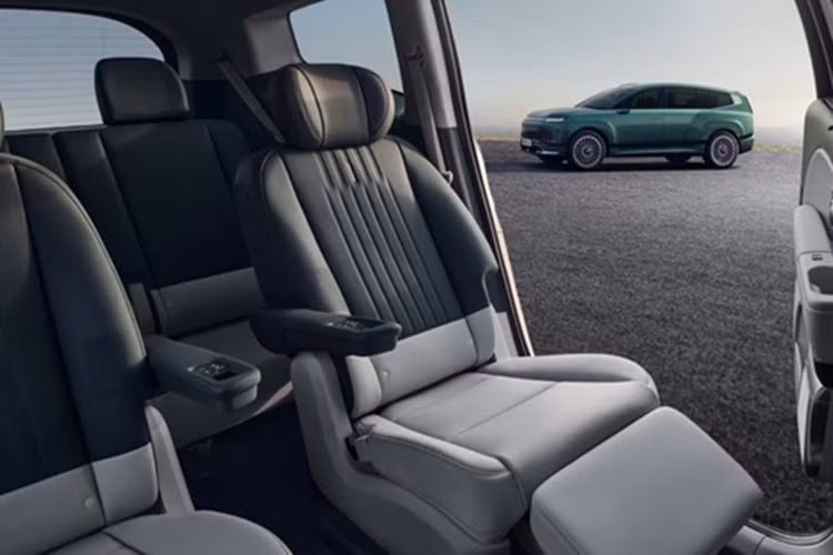 Chất liệu bọc nội thất thân thiện với môi trường bao gồm ghế ngồi và các tấm nội thất. Các vật liệu bao gồm từ da có nguồn gốc bền vững đến vải polyetylen terephthalate tái chế và thậm chí cả len.