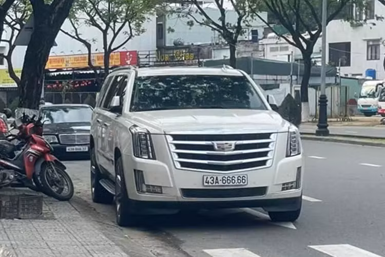 Lý do là vì chiếc xe Ford Mustang biển số 43A-666.66 không quá xa lạ gì giới mê xe Đà Nẵng khi chiếc biển "ngũ quý 6" từng đăng ký cho một chiếc Cadillac Escalade. Như vậy, đây có thể là thương vụ định danh biển số đẹp từ xe Cadillac Escalade để đăng ký cho Ford Mustang.