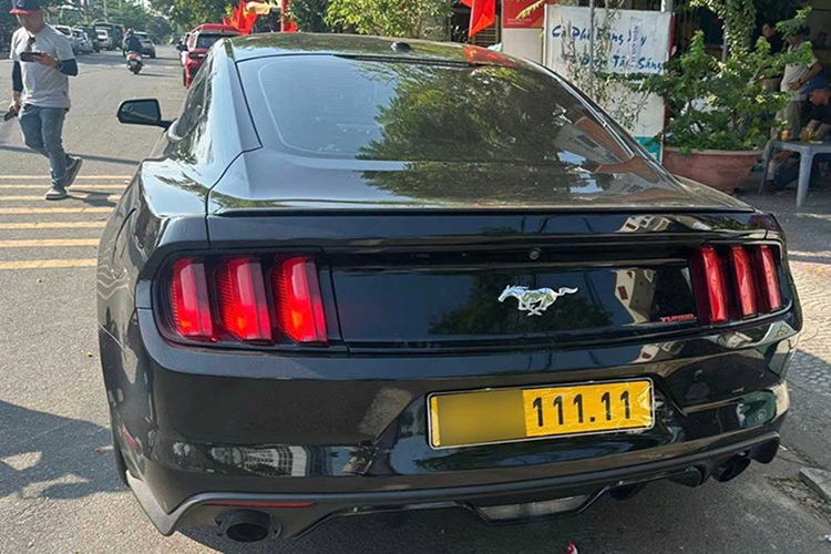 Trước đó ít ngày, trên mạng xã hội cũng từng xôn xao trước việc một chiếc xe Ford Mustang đời 2015 được 1 chủ xe mới mua lại đăng ký biển đấu giá 43A-111.11, và còn là biển số xe ôtô nền màu vàng, chữ và số màu đen cấp cho xe hoạt động kinh doanh vận tải bằng ôtô.