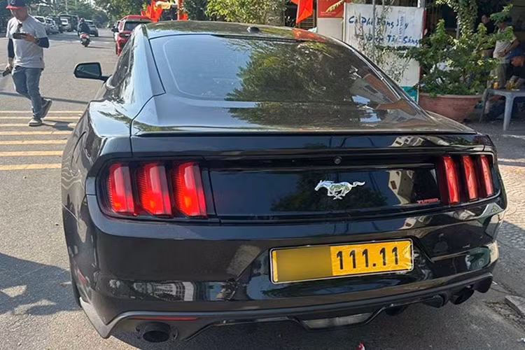Trước đó ít ngày, trên mạng xã hội cũng từng xôn xao trước việc một chiếc xe Ford Mustang đời 2015 được 1 chủ xe mới mua lại đăng ký biển đấu giá 43A-111.11, và còn là biển số xe ôtô nền màu vàng, chữ và số màu đen cấp cho xe hoạt động kinh doanh vận tải bằng ôtô.