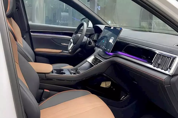 Bên trong mẫu SUV cỡ C này là không gian nội thất 2 hàng ghế với 5 chỗ ngồi. Xe sở hữu những trang bị nội thất tiêu chuẩn như vô lăng tích hợp phím chức năng, ghế bọc da tổng hợp, ghế lái chỉnh điện 6 hướng, ghế hành khách chỉnh điện 4 hướng, bảng đồng hồ kỹ thuật số 12,3 inch