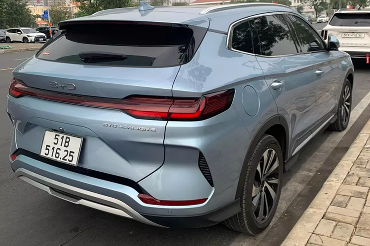 Ở bản Dynamic tiêu chuẩn, xe được trang bị hệ thống đèn LED từ trước ra sau, cần gạt nước tự động, gương chiếu hậu gập điện/chỉnh điện/sấy/tích hợp đèn chân gương, kính cách âm ở cửa trước và vành hợp kim 19 inch. So với bản Dynamic, bản Premium chỉ có một sự khác biệt là tính năng đèn chờ dẫn đường.