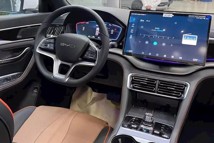 Màn hình cảm ứng trung tâm 12,8 inch có thể xoay 90 độ, hỗ trợ kết nối Apple CarPlay/Android Auto, hệ thống âm thanh Infinity 10 loa, cập nhật phần mềm qua Wifi và tính năng trợ lý giọng nói.