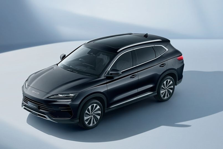 Ở bản Premium, xe SUV BYD Sealion 6 có thêm gương chiếu hậu tự động chống chói, ghế lái chỉnh điện 8 hướng, đèn trang trí nội thất đa sắc và màn hình cảm ứng trung tâm 15,6 inch xoay 90 độ.