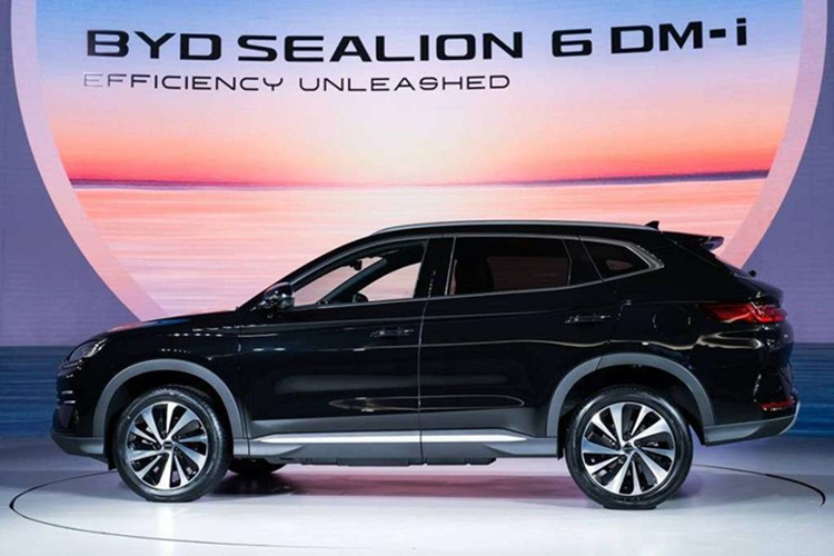 Nằm bên dưới nắp ca-pô của mẫu xe Trung Quốc này là hệ truyền động plug-in hybrid (PHEV), bao gồm máy xăng 4 xi-lanh, dung tích 1.5L, tạo ra công suát tối đa 96 mã lực và mô-men xoắn cực đại 122 Nm. Hai con số tương ứng của mô-tơ điện là 194 mã lực và 300 Nm. Tổng cộng, xe sở hữu công suất tối đa 214 mã lực và mô-men xoắn cực đại 300 Nm.