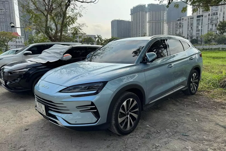 Dù ở phiên bản nào, xe cũng sở hữu chiều dài x rộng x cao lần lượt 4.775 x 1.890 x 1.670 mm và chiều dài cơ sở 2.765 mm. So với các đối thủ nằm trong cùng phân khúc SUV cỡ C, mẫu xe này có kích thước nhỉnh hơn. Trong khi đó, thiết kế ngoại thất của Sealion 6 khá đặc trưng và gợi liên tưởng đến các mẫu ô tô điện cùng thương hiệu BYD.