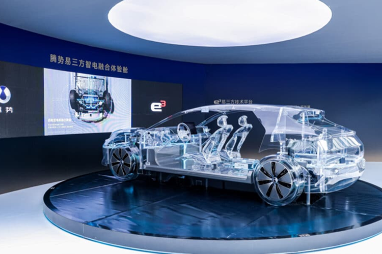 Trang bị an toàn của Denza Z9 GT "nhiều như mây" nhờ sử dụng 33 cảm biến và 2 cảm biến LiDAR. Bên cạnh đó là những tính năng khác như định vị trong thành phố/trên cao tốc và đỗ xe tự động.