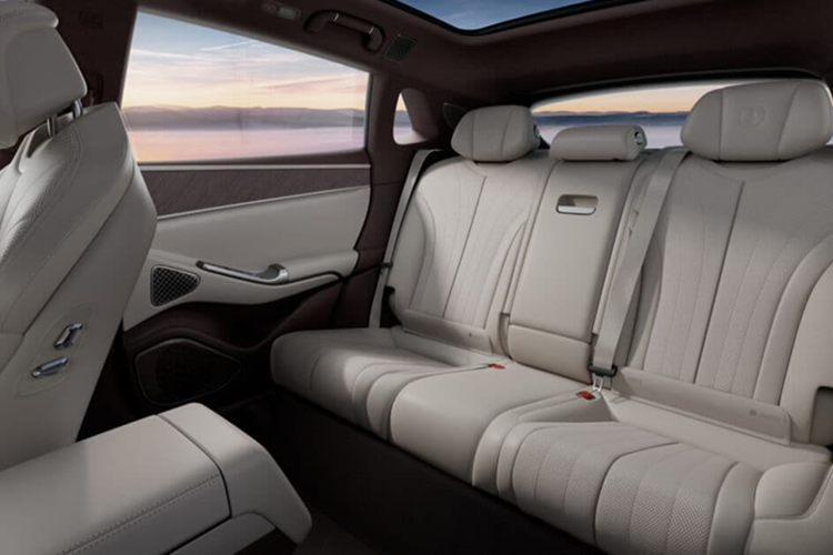 Ghế bọc da Nappa, cửa hít, hệ thống âm thanh Devialet, màn hình hiển thị thông tin kính lái HUD, hàng ghế sau chỉnh điện/massage và trợ lý ảo AI, cho phép thực hiện những tác vụ như lên lịch hoặc ra lệnh bằng giọng nói cũng được trang bị cho xe.