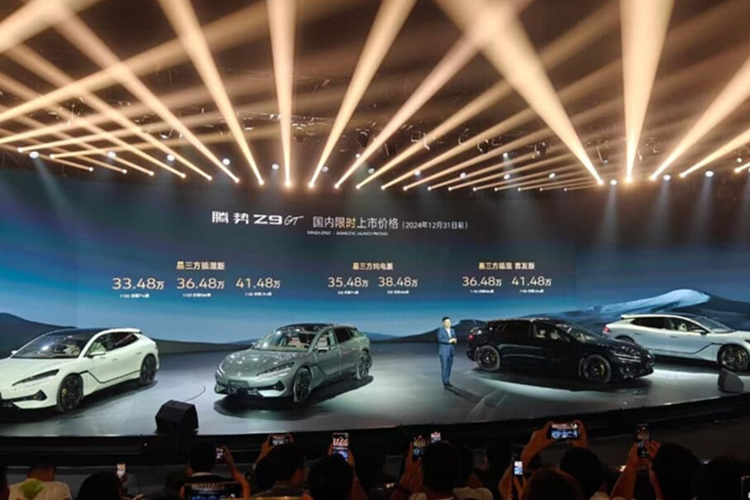 Tại thị trường Trung Quốc, mẫu xe này có cả phiên bản thuần điện EV và hybrid sạc điện (PHEV). Trong đó, phiên bản PHEV dùng động cơ xăng 4 xi-lanh, tăng áp, dung tích 2.0L, đóng vai trò như máy phát điện để sạc cho 3 mô-tơ có tổng công suất 870 mã lực.