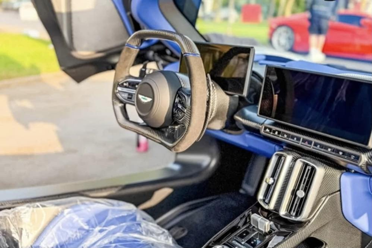 Chủ nhân của chiếc xe lựa chọn ghế đua bằng sợi carbon phủ đen nhám, đi kèm đệm bọc da Semi-Aniline cao cấp màu xanh Cote d’Azure Blue – tạo nên một không gian thể thao nhưng vẫn sang trọng.